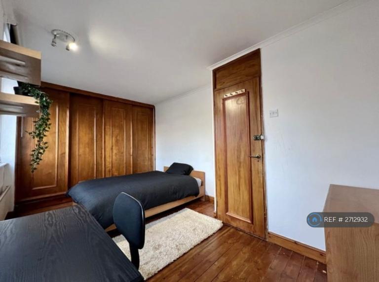 1 bedroom in Manchester Road, London, E14 (#2712932)