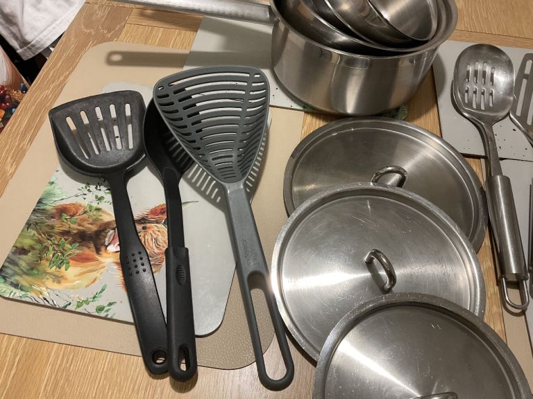 Saucepans and lids plus utensils