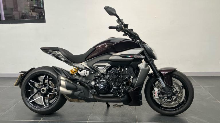 2025 Ducati X Diavel Ducati X Diavel V4 Burning Red (25MY) CUSTOM Petrol Manual