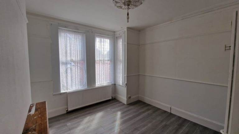 LARGE, FURNISHED  AND SPACIOUS ROOM. BILLS INCLUDED