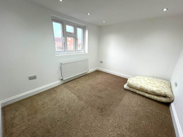 Prime Location Spacious 5/6 Bedrooms Terrace House in Chadwell Heath, Romford Drive way