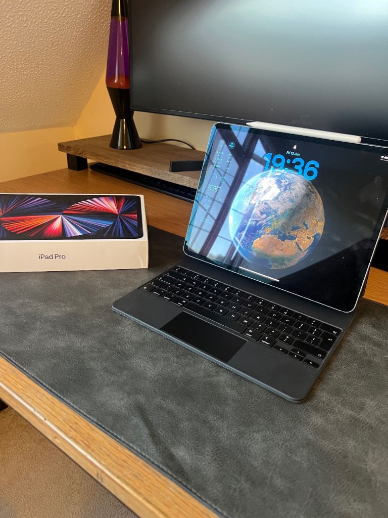 iPad Pro 12.9” (5th generation) WiFi & Cellular 128gb Magic Keyboard and Apple Pencil 