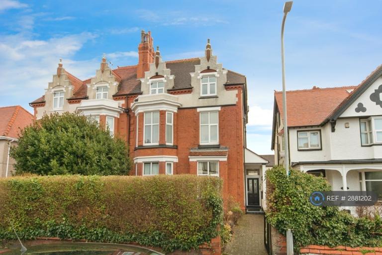 2 bedroom flat in Carmen Sylva Rd, Llandudno, LL30 (2 bed) (#2881202)