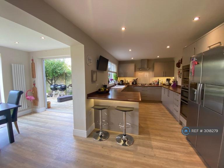 4 bedroom house in Oliver Whitby Road, Chichester, PO19 (4 bed) (#3018279)