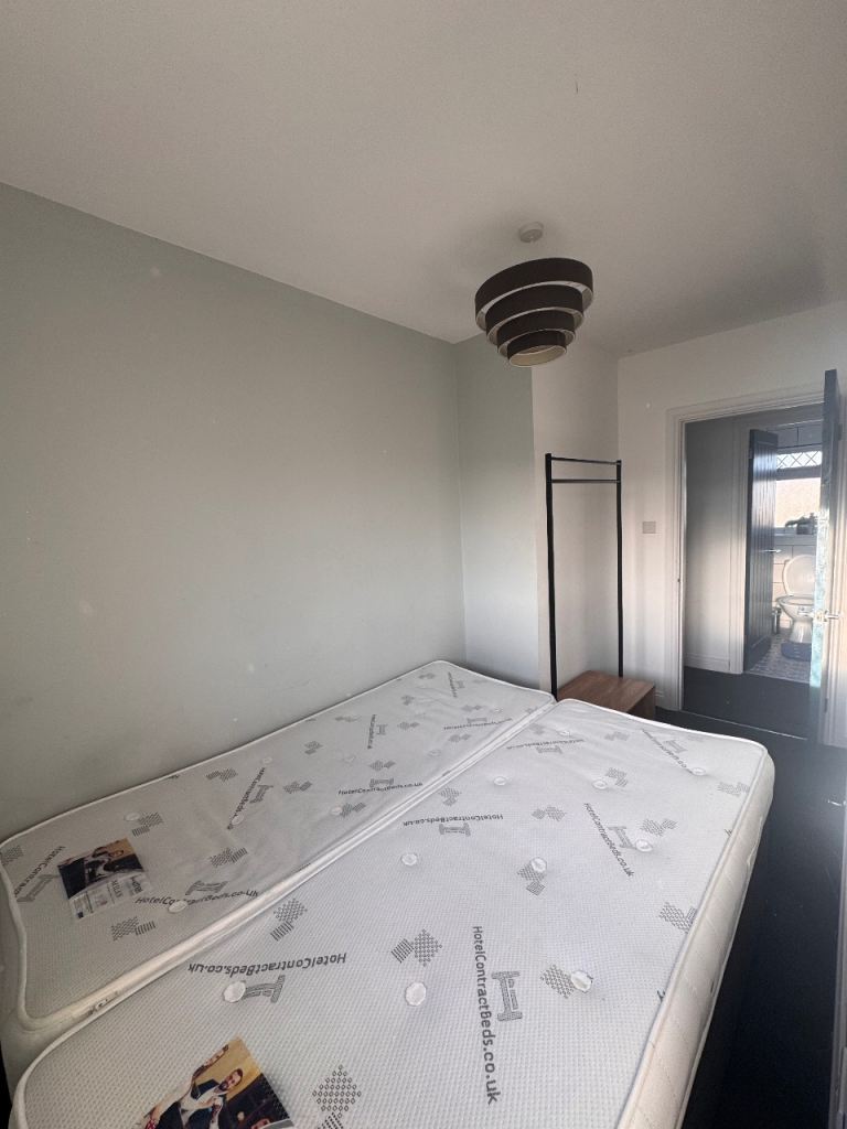  Spacious Double Room – All Bills Included – Great Location
