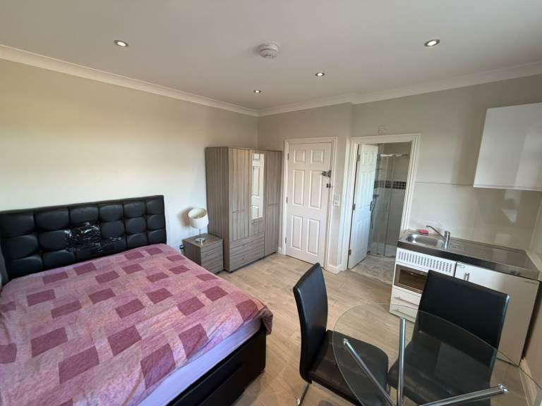 BENEFITS ACCEPTED - Studio Flat Available in Ilford Redbridge IG6
