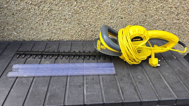 Challenge Corded Electric Hedge Trimmer - Good Condition