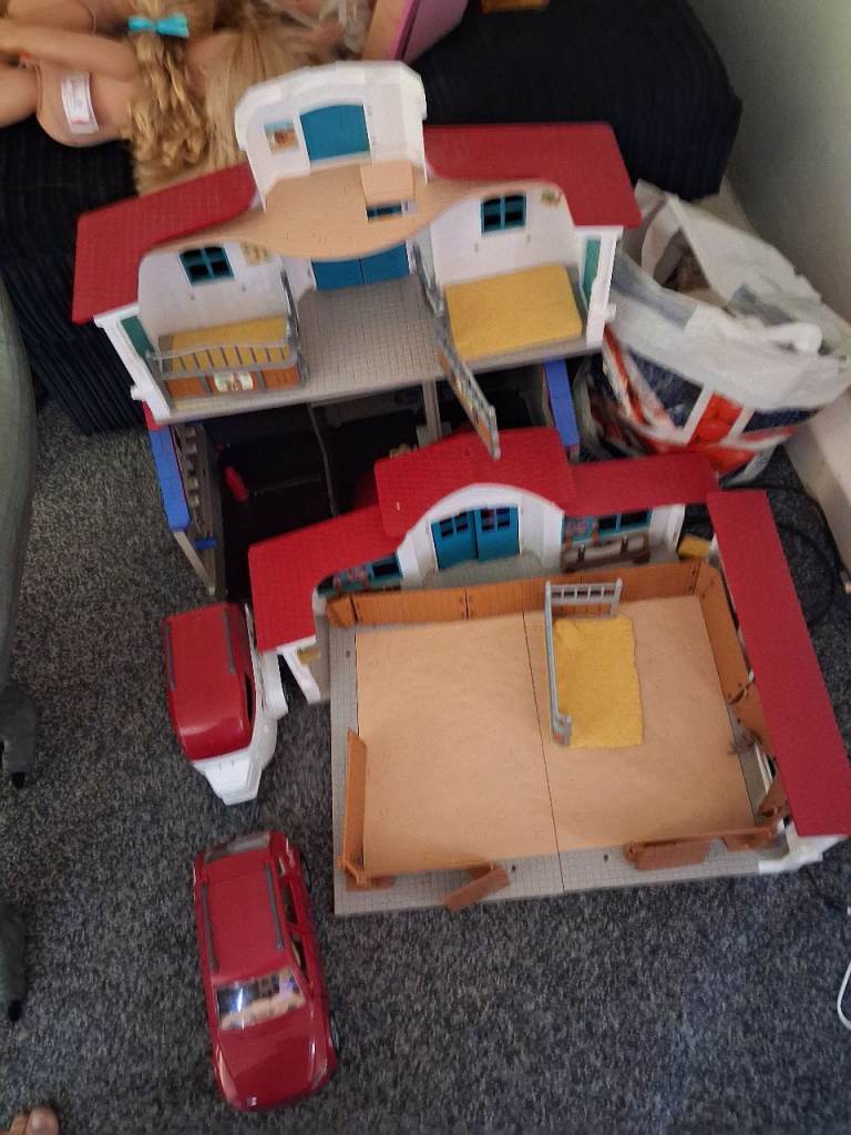 Horse stables loads assesarys car and trailer