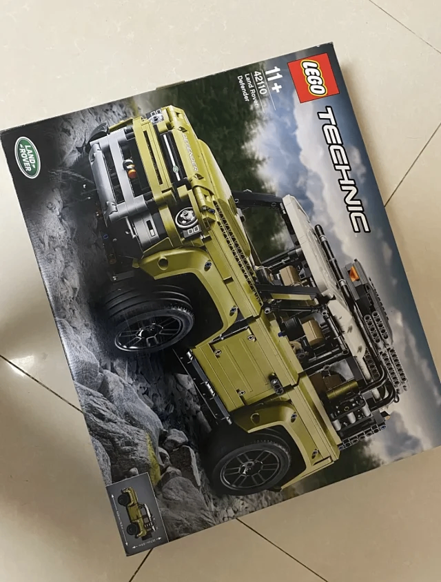LEGO TECHNIC: Land Rover Defender (42110)