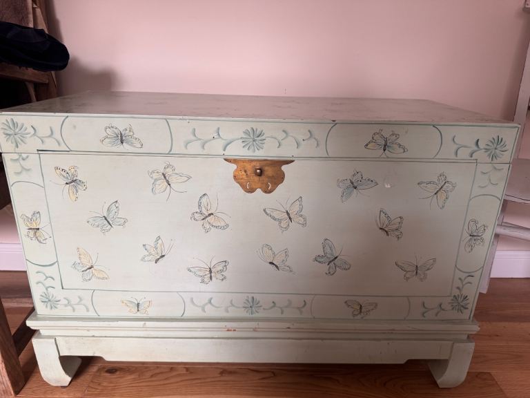 Pretty wooden blanket box, ideal for project as repairs needed