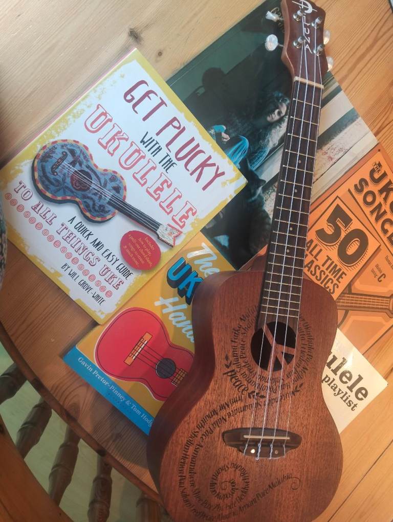 Luna Maluhia Peace Concert Ukulele with 5 books and soft case with Gigbag