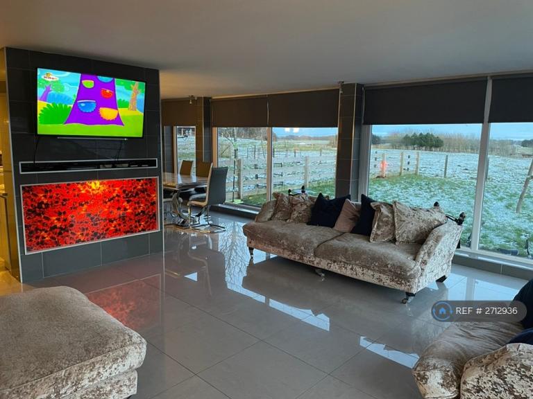 4 bedroom flat in Strathaven, Strathaven, ML10 (4 bed) (#2712936)