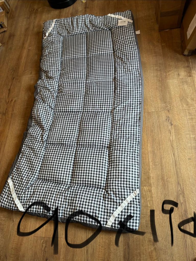 Single bed mattress topper