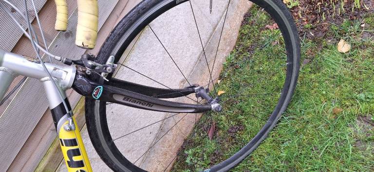 Road bike Bianchi 23in wheels 