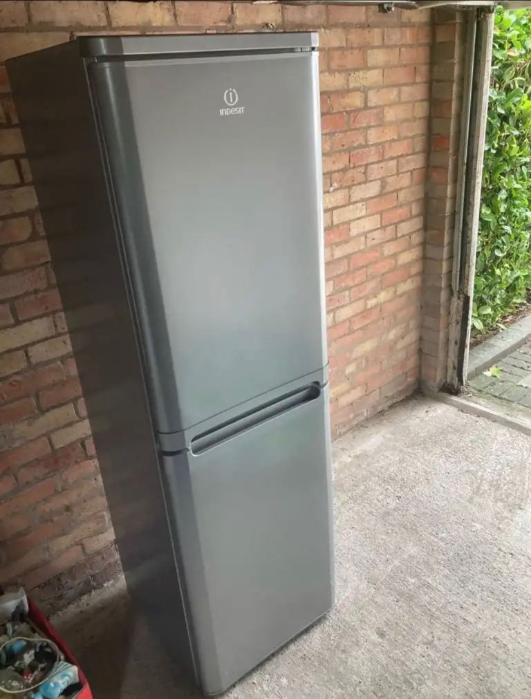 Indesit Fridge Freezer – Silver, excellent Condition can deliver 
