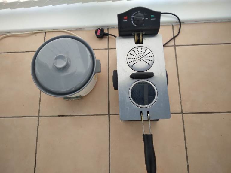 3 Litre Fryer, & 2.5 Litre Auto Slow Cooker £7 each or both for £10. 