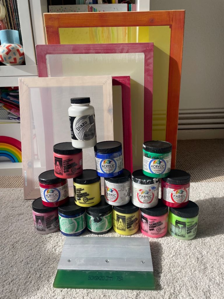 4 screen printing screens + 14 printing inks 1 x squeegee 1 bottle emulsion remover.