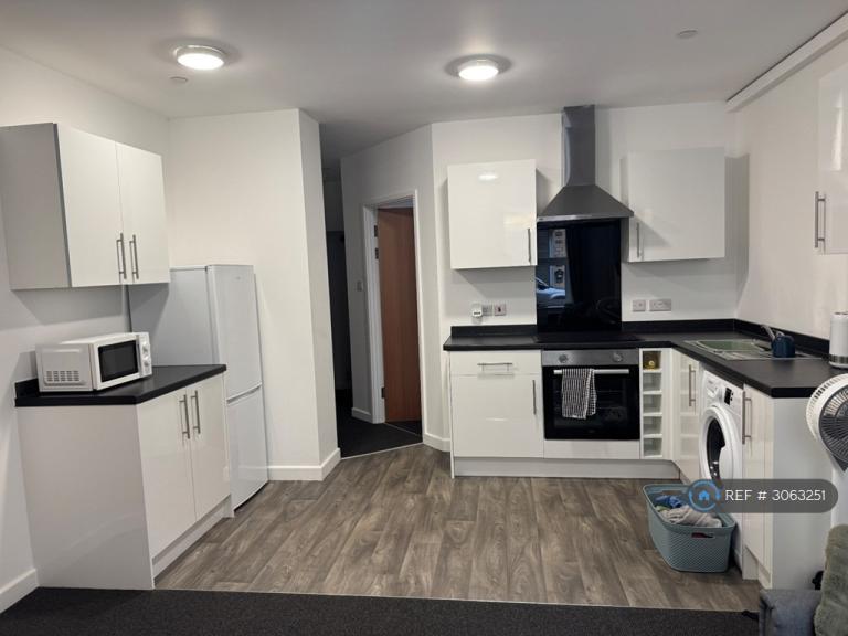 2 bedroom flat in Main St, Barry, CF63 (2 bed) (#3063251)