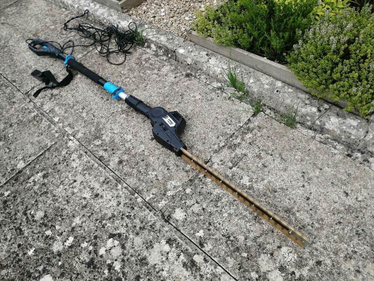 Electric hedge trimmer