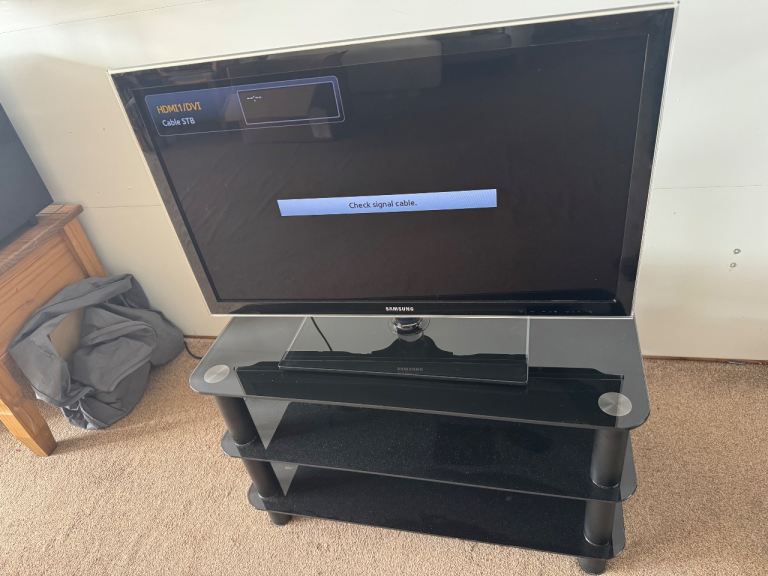 Samsung 32 inch tv and free stand