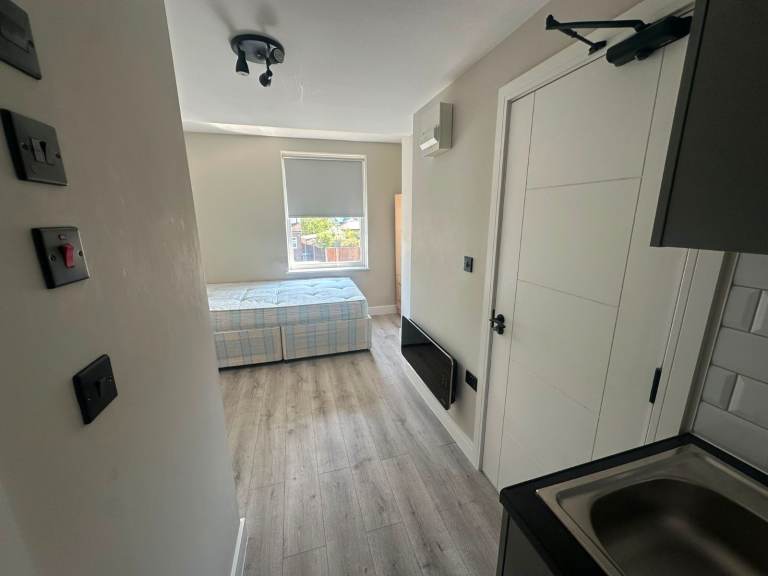 BENEFITS ACCEPTED - Studio Flat Available in Raynes Merton SW20