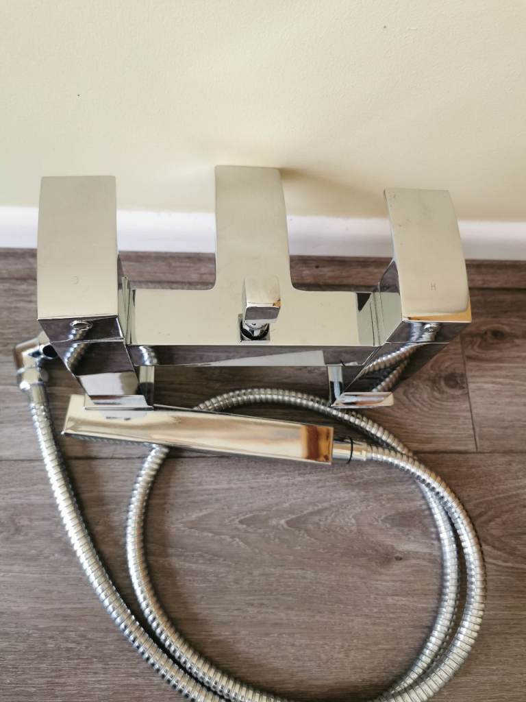 Fountain bath mixer taps