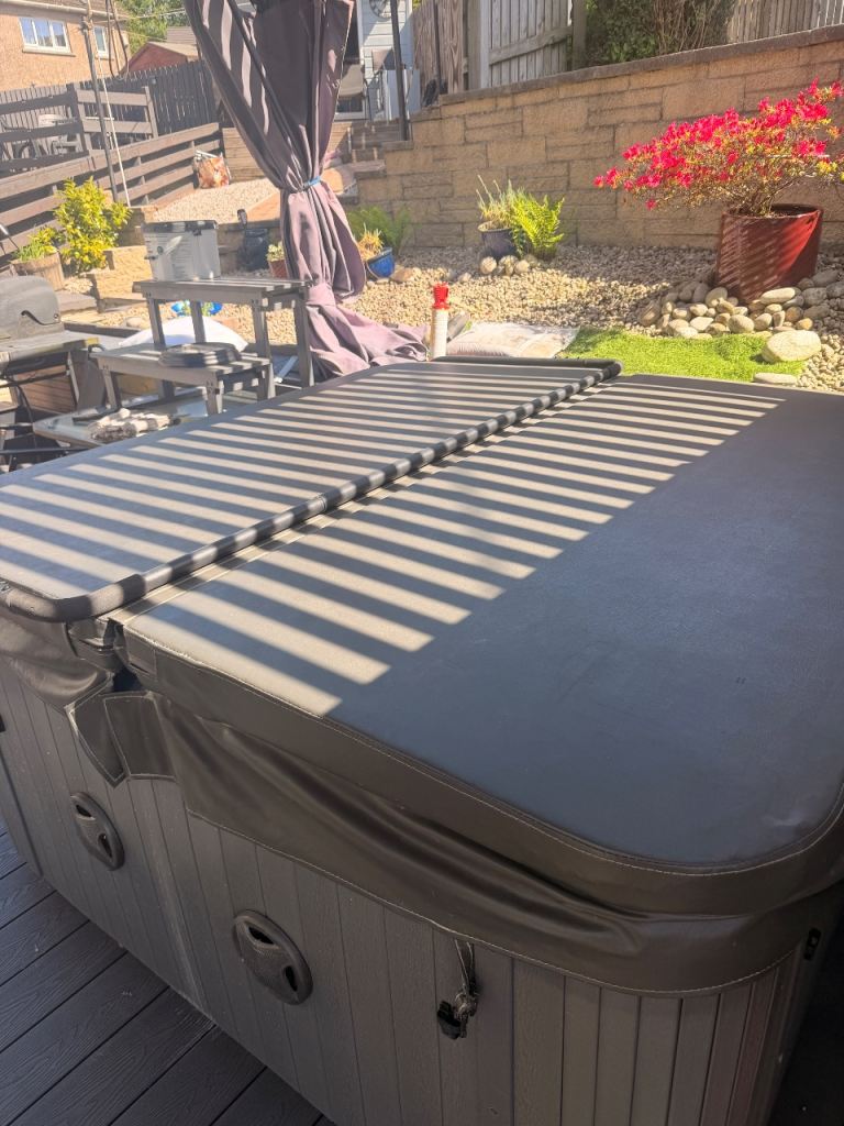 Ruby hot tub 6-8 persons comes with lid and steps, chemicals and spare filter,