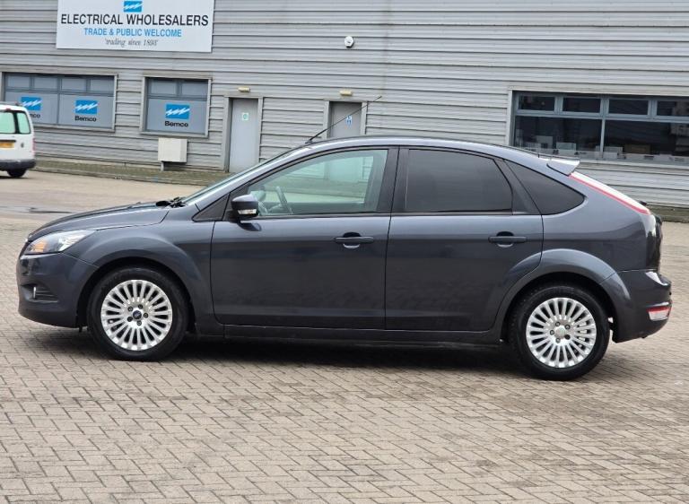 FORD FOCUS 1.6 PETROL AUTOMATIC IN CLEAN CONDITION. LONG MOT. SERVICE HISTORY