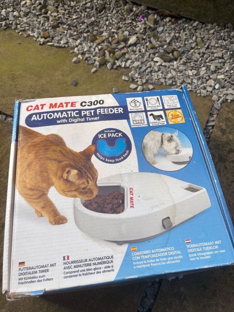 Automatic pet feeder