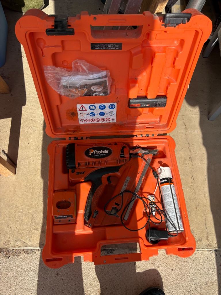 Paslode IM350 Cordless Framing Nail Gun Kit – Good Condition