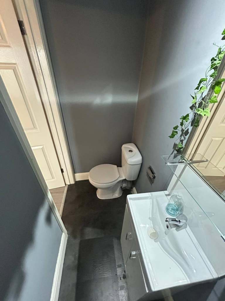 Studio Flat in London, Feltham TW137BU, Near Heathrow Airport