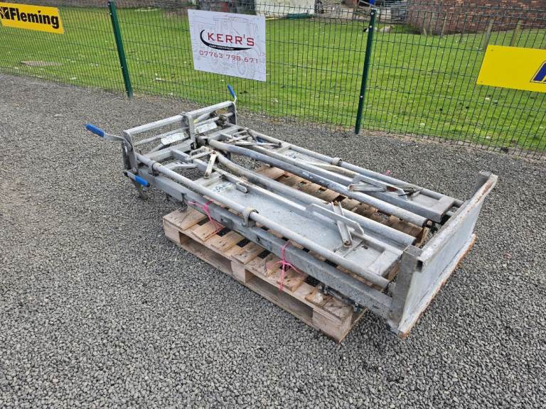 Iae mobile cattle crush self looking head yoke farm livestock tractor 