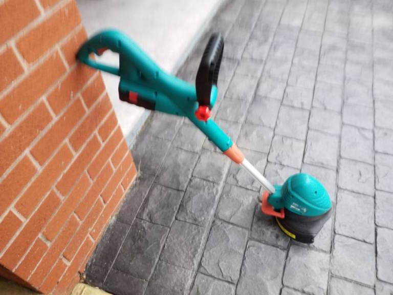 Bosch ACCUTRIM Cordless Strimmer, Battery and Charger.