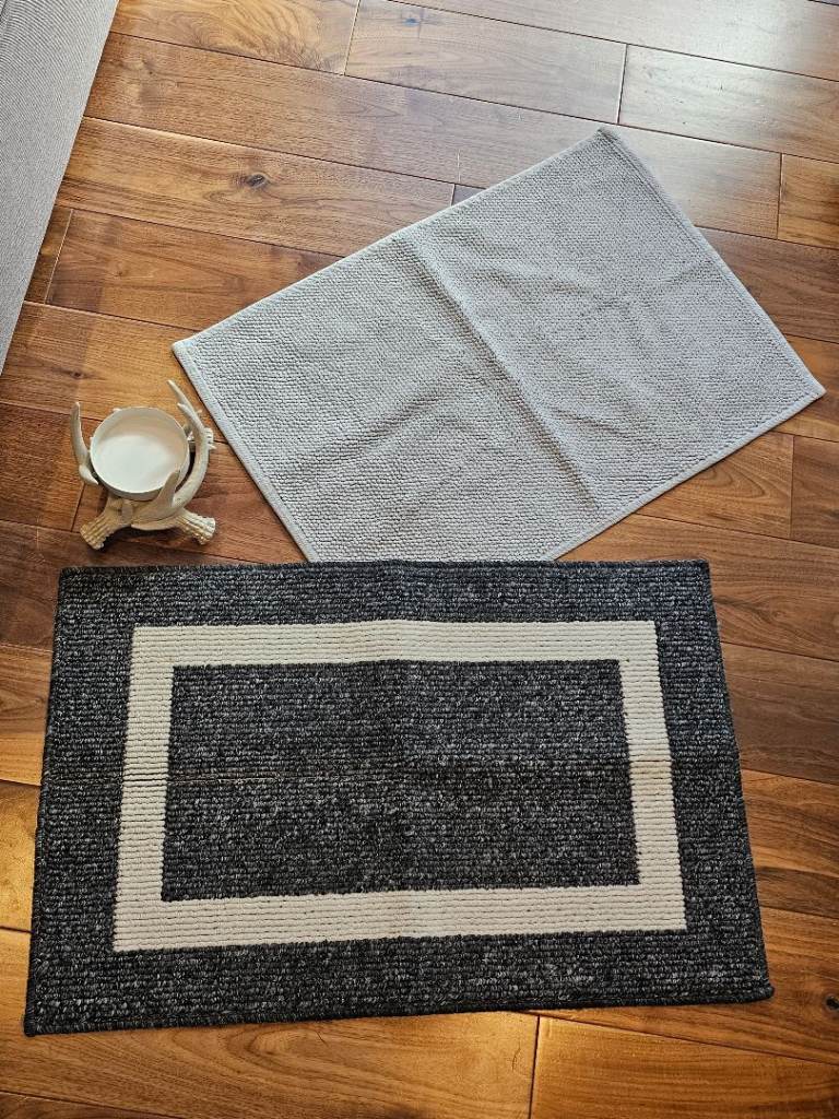 Free 2 rugs, 1 candle holder