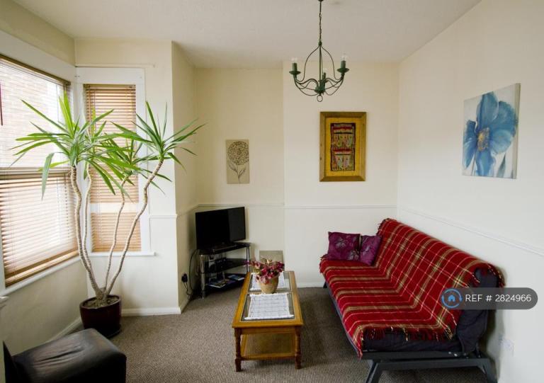1 bedroom flat in Hamlet Court Road, Westcliff-On-Sea, SS0 (1 bed) (#2824966)