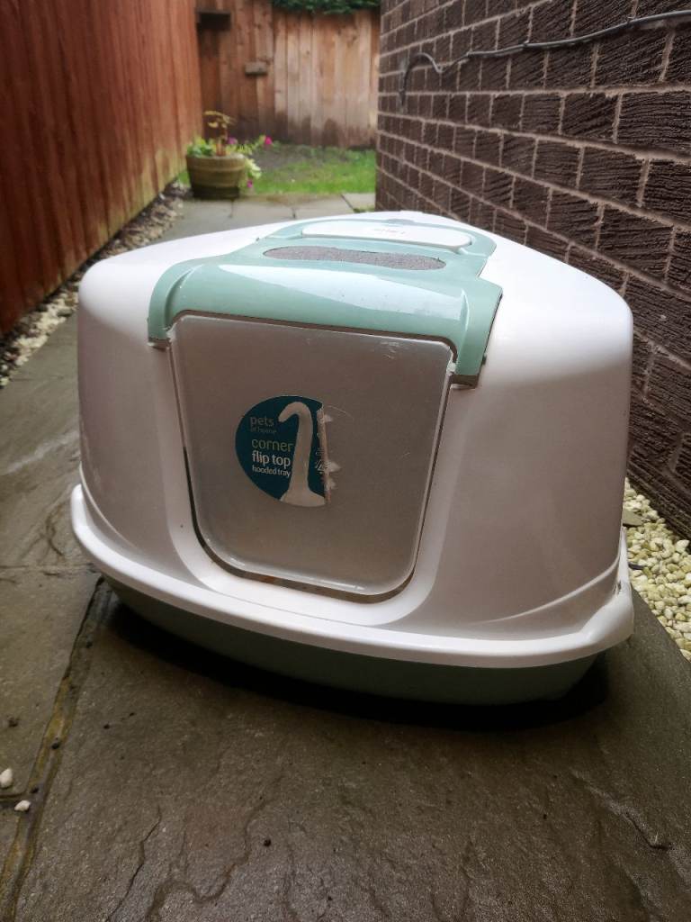 Corner cat litter tray