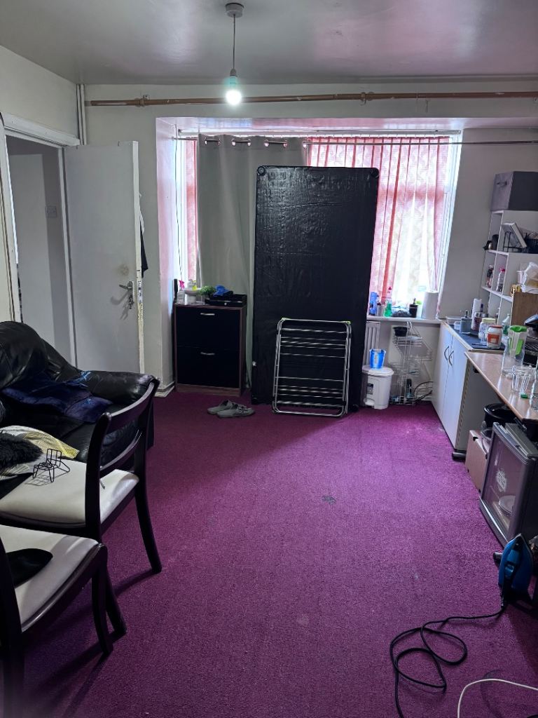 🏡 Spacious Room for Rent – SL1 Area