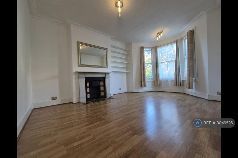 2 bedroom flat in Woodside, London, SW19 (2 bed) (#3049528)