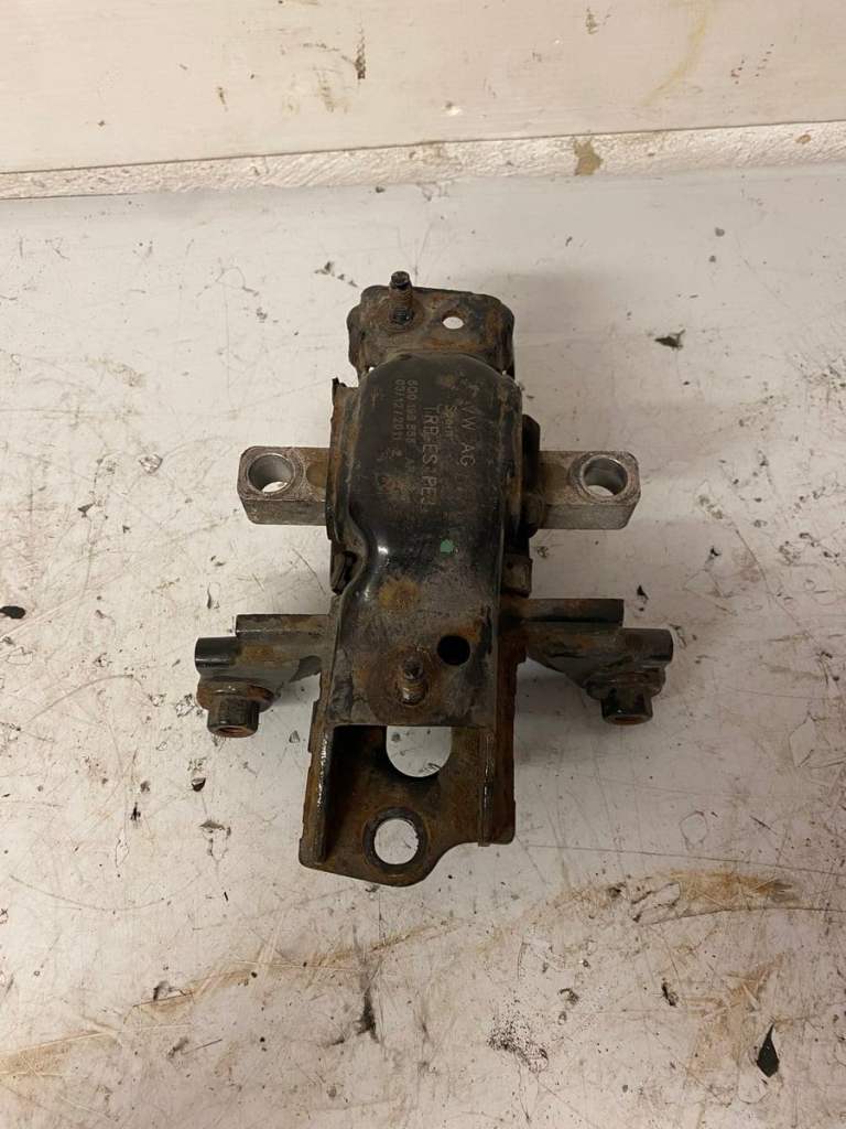 VW POLO PASSENGER SIDE GEAR BOX MOUNT 2010-17