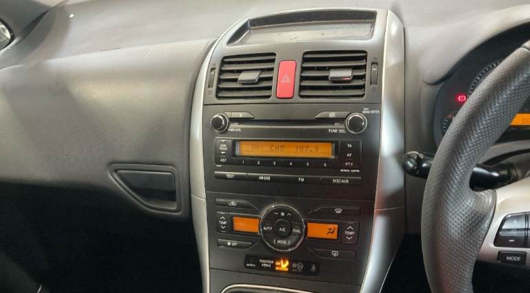 Toyota auris petrol 2011 1.6 5 doors ulez compliant 