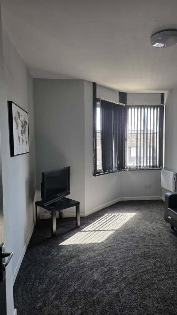 Furnished Studio Flat (15 mins bus ride to Coventry City Centre)