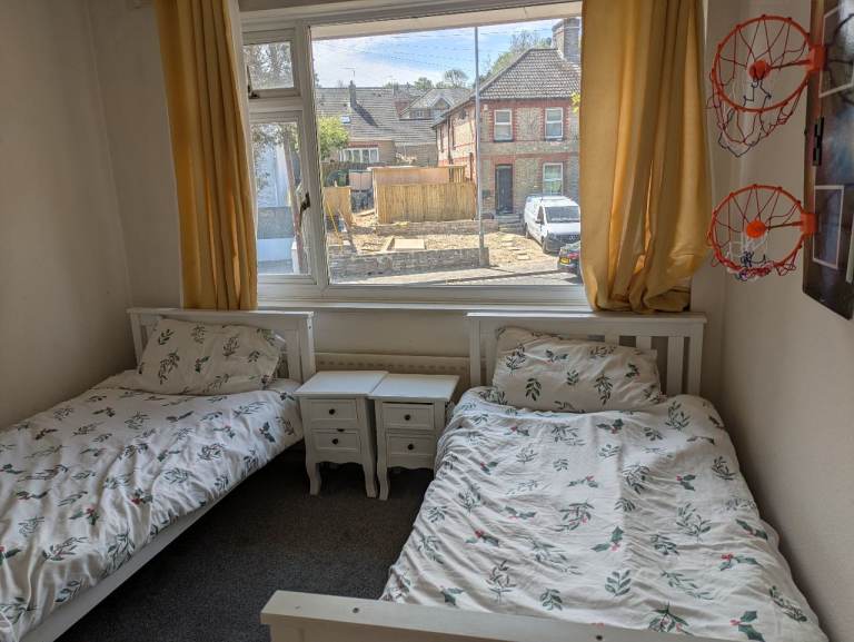 Twin double room to rent in home £900 per month