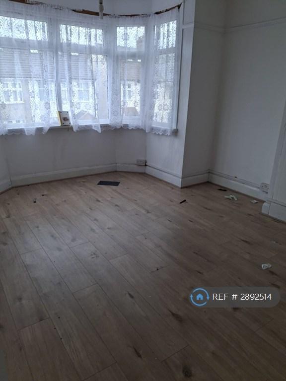 4 bedroom house in Romford, Romford, RM11 (4 bed) (#2892514)