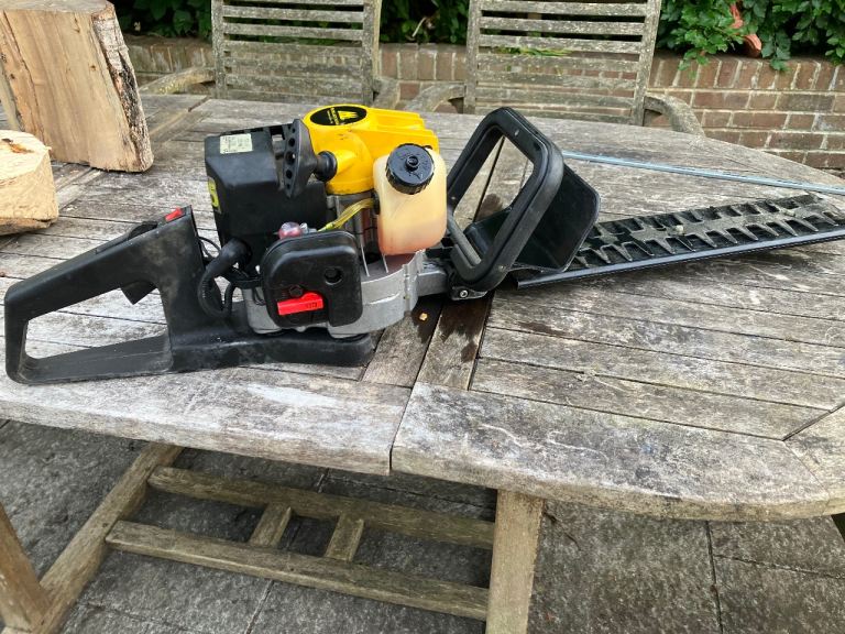 Petrol hedge trimmer