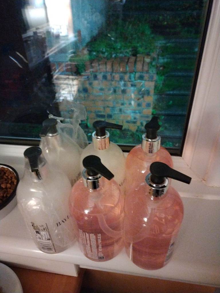 6 x bayliss and Harding hand washes