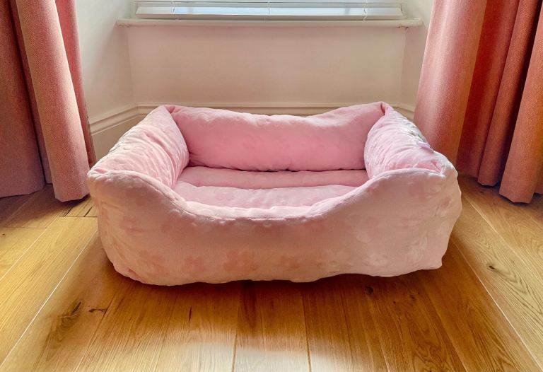 CUPCAKES & CASHMERE Pink Flowers Pet Bed (NEW / UNUSED)