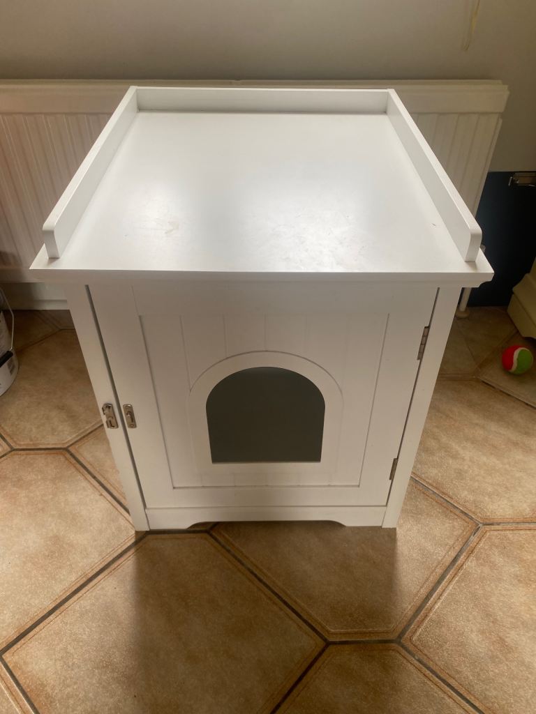 Wooden cat bed or litter tray 