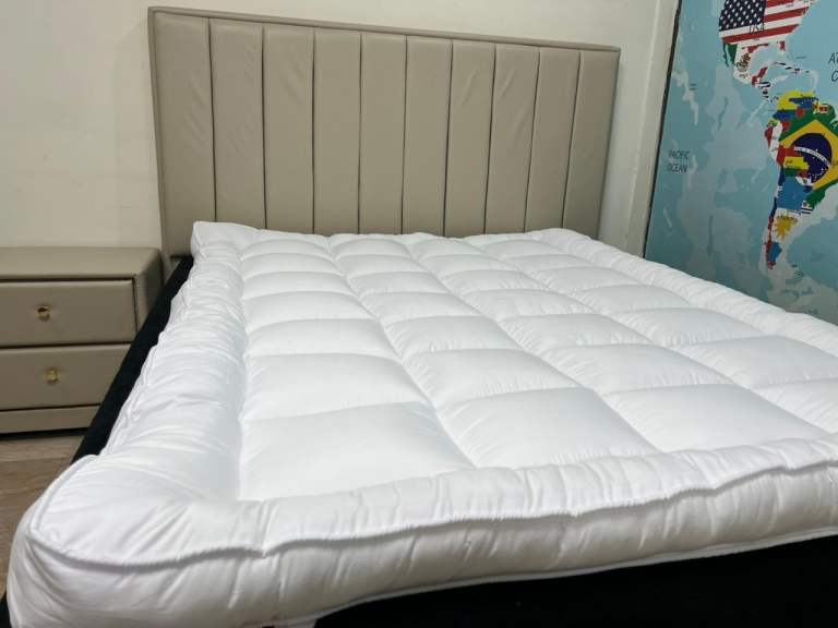 New King Size Mattress Topper – White, As Good As New, Fast Delivery.