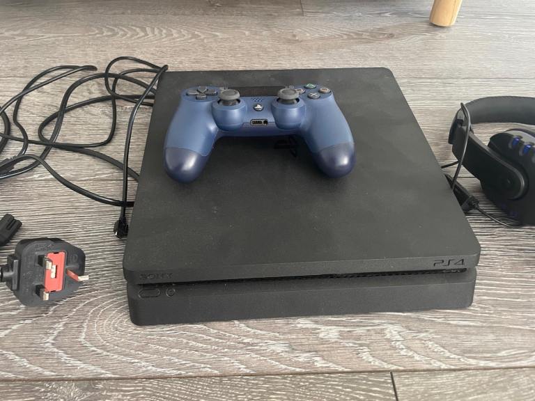 PS4 Slim 500GB – Controller, Charger & Headset