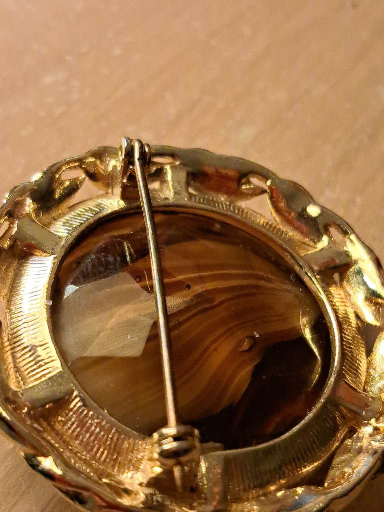 Vintage brooch brown swirl pattern brown 